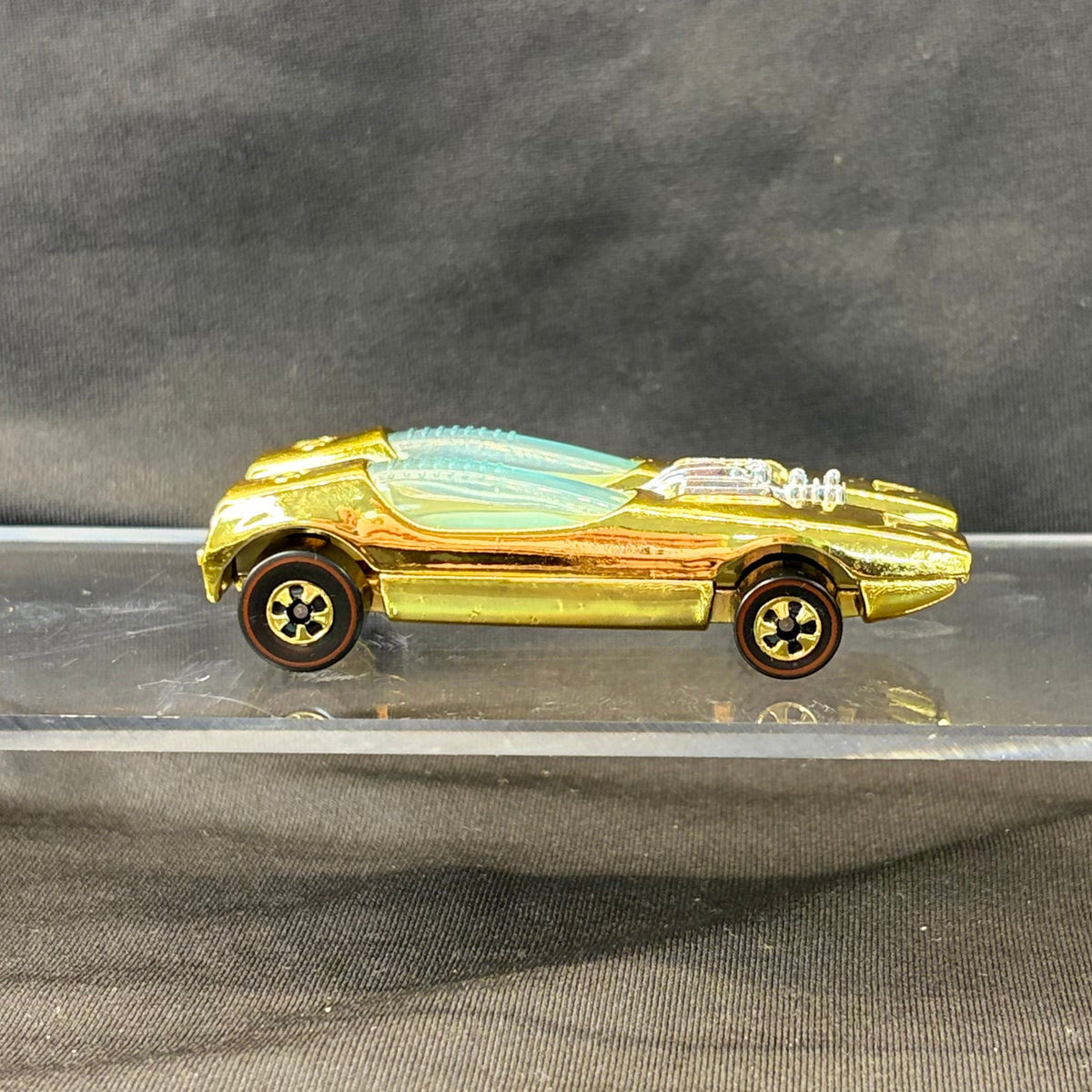 Hot Wheels FAO Schwarz Series 2 Gold Chrome Splittin' Image