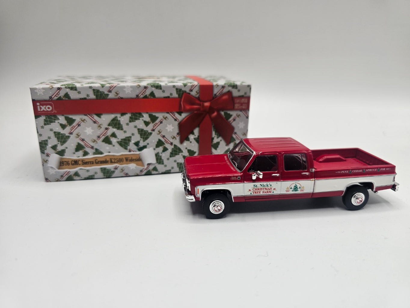 IXO Model 1:64 1976 GMC Sierra Grande 2500 – Christmas Exclusive Edition – Limited Edition