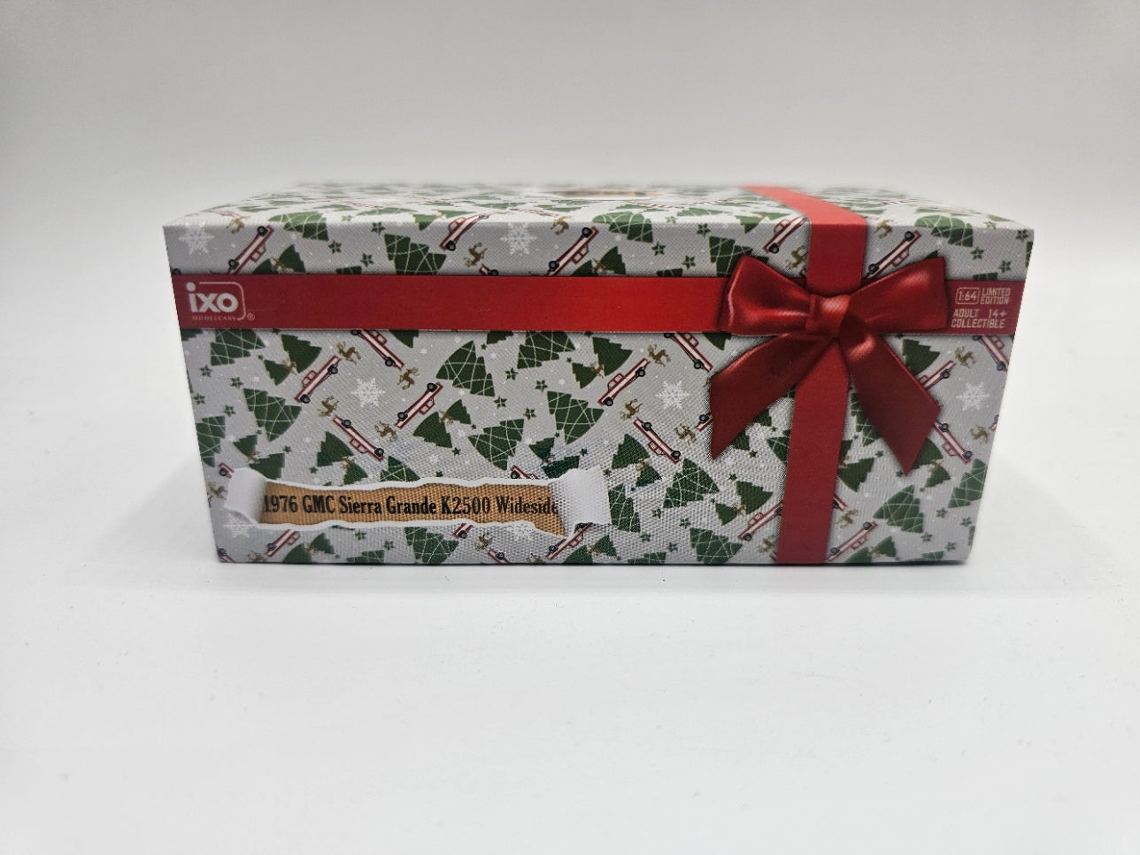 IXO Model 1:64 1976 GMC Sierra Grande 2500 – Christmas Exclusive Edition – Limited Edition