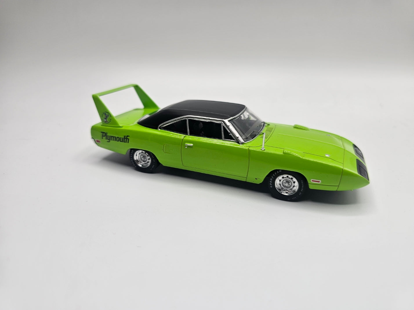 1970 PLYMOUTH ROAD RUNNER SUPERBIRD GREEN 1:43 SCALE BY IXO AMERICA U43RDC008