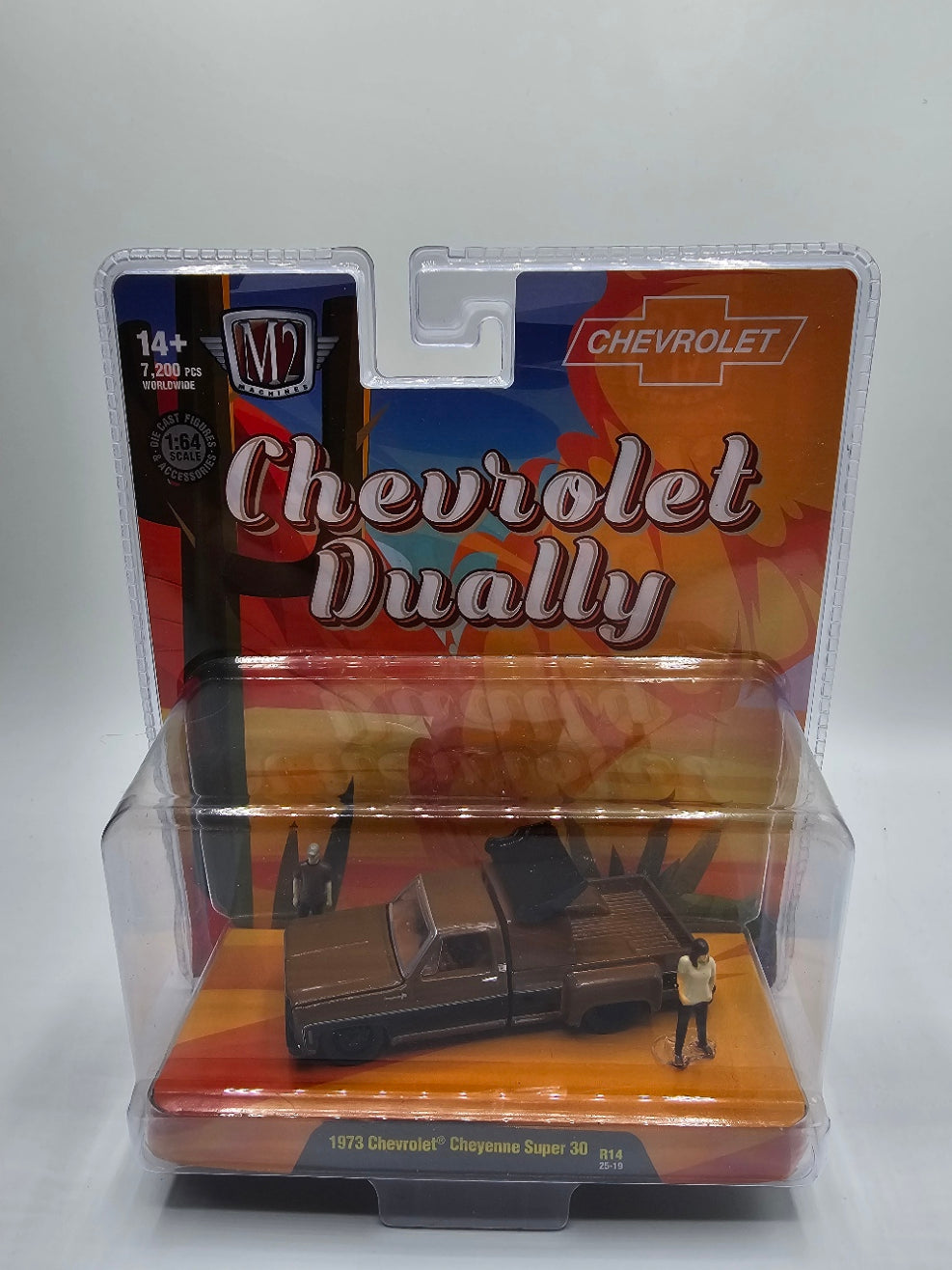 M2 Machines R14 1973 Chevy Cheyenne Super 30 25-19 1:64 Diorama w figures
