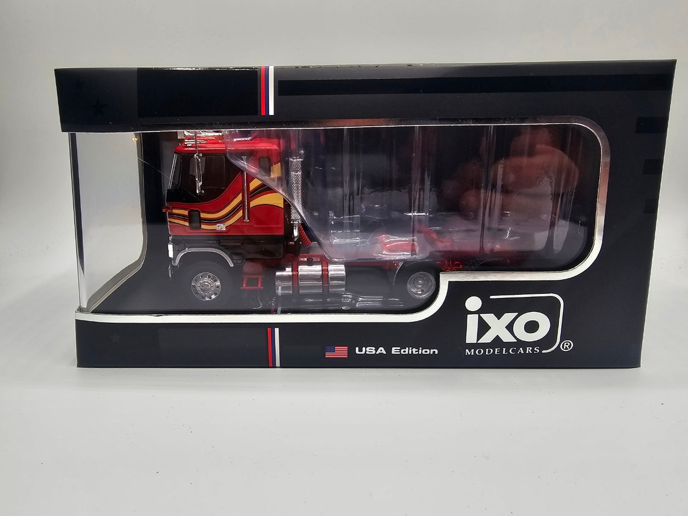 IXO 1:43 Scale 1976 Ford CL 9000 - Red and Black