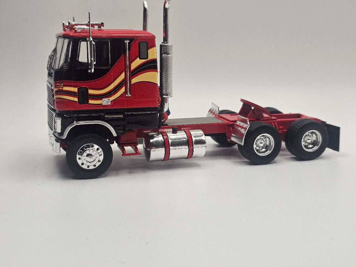 IXO 1:43 Scale 1976 Ford CL 9000 - Red and Black