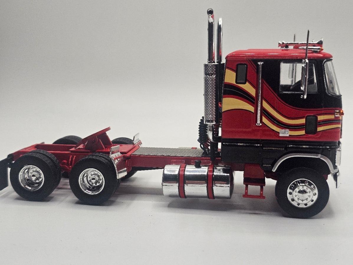 IXO 1:43 Scale 1976 Ford CL 9000 - Red and Black
