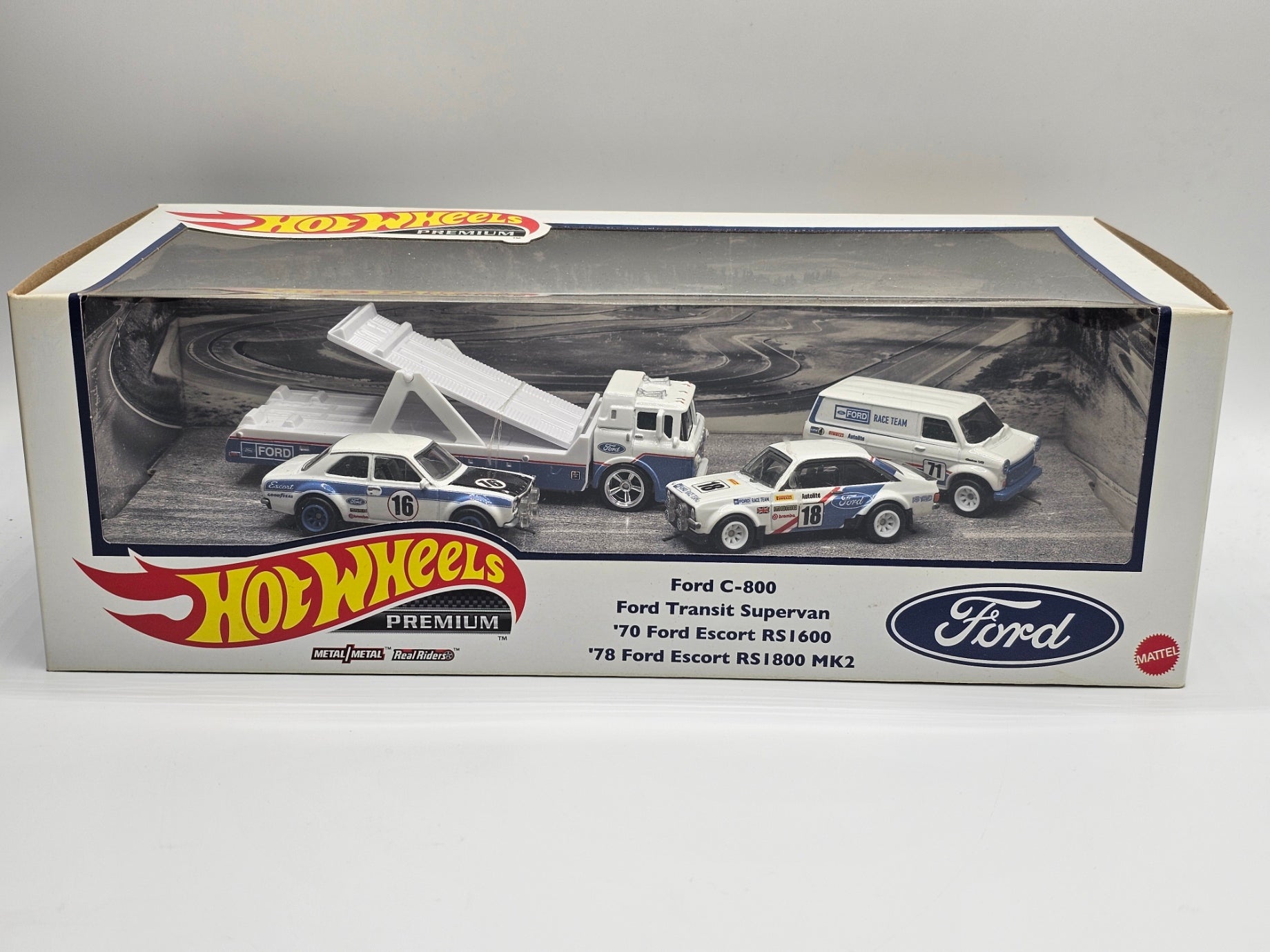 Hot Wheels Premium Ford Race Team Diorama Set