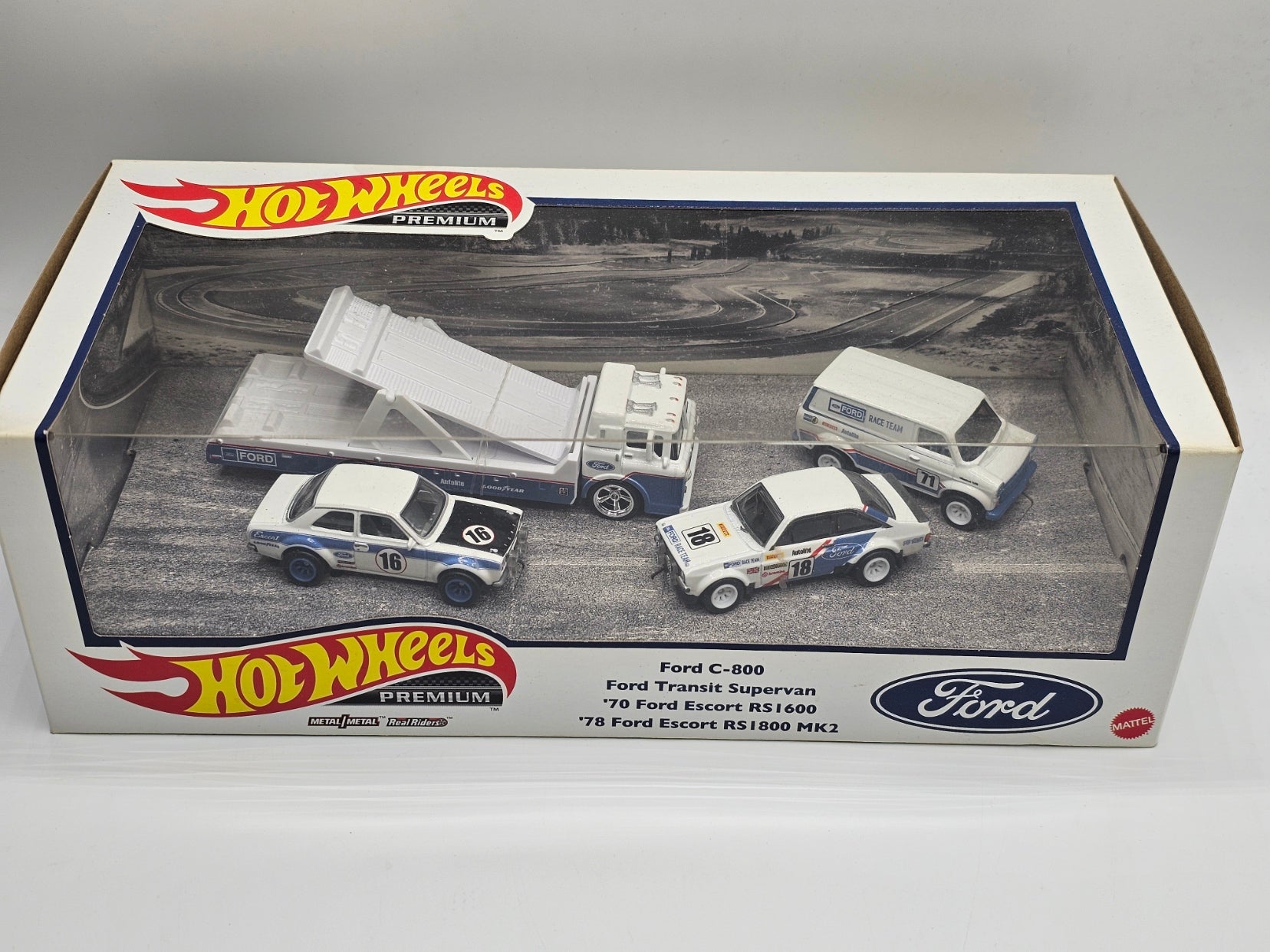 Hot Wheels Premium Ford Race Team Diorama Set