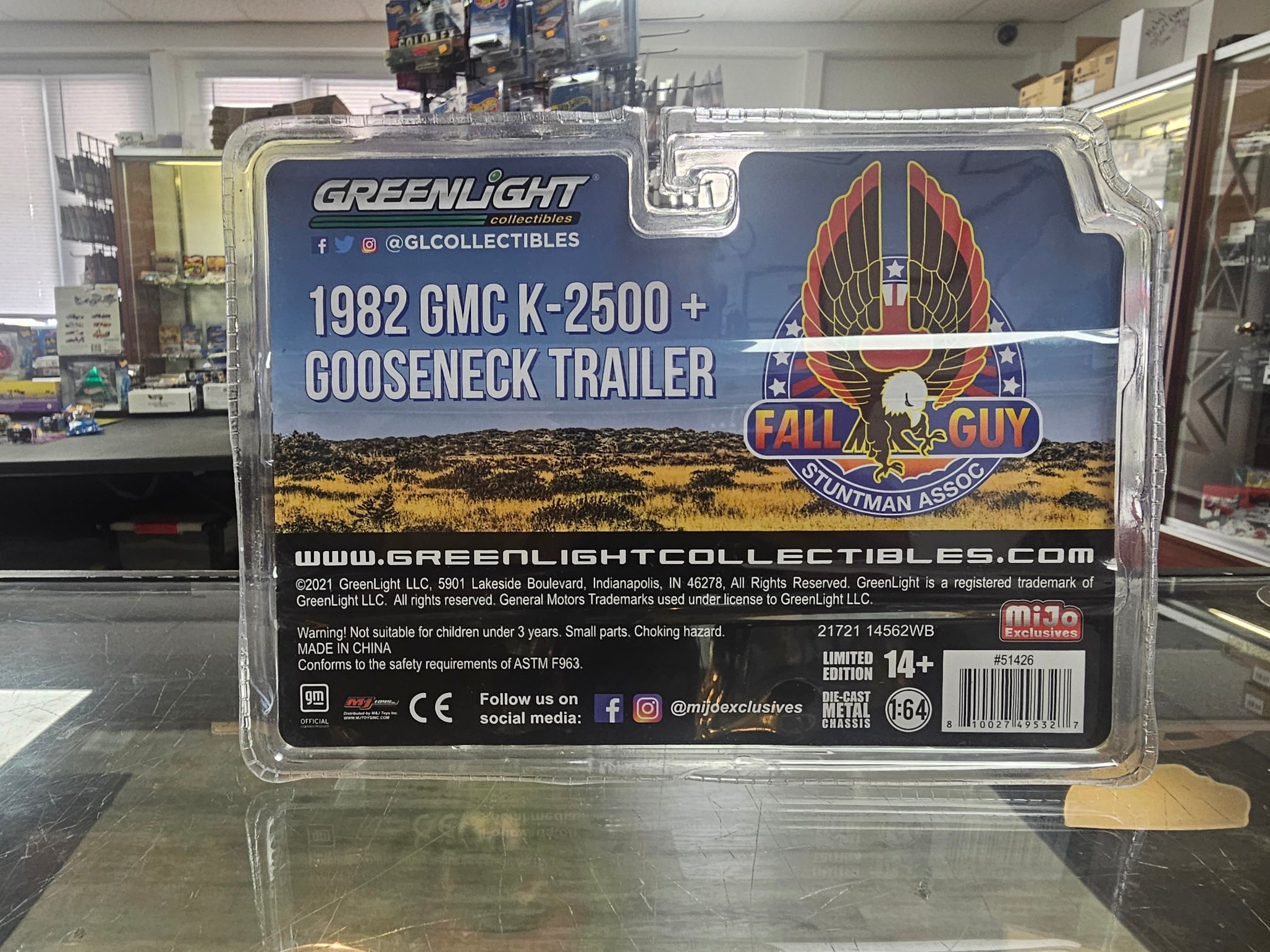 Greenlight Fall Guy 1982 GMC K-2500 with Gooseneck Trailer Chase Edition