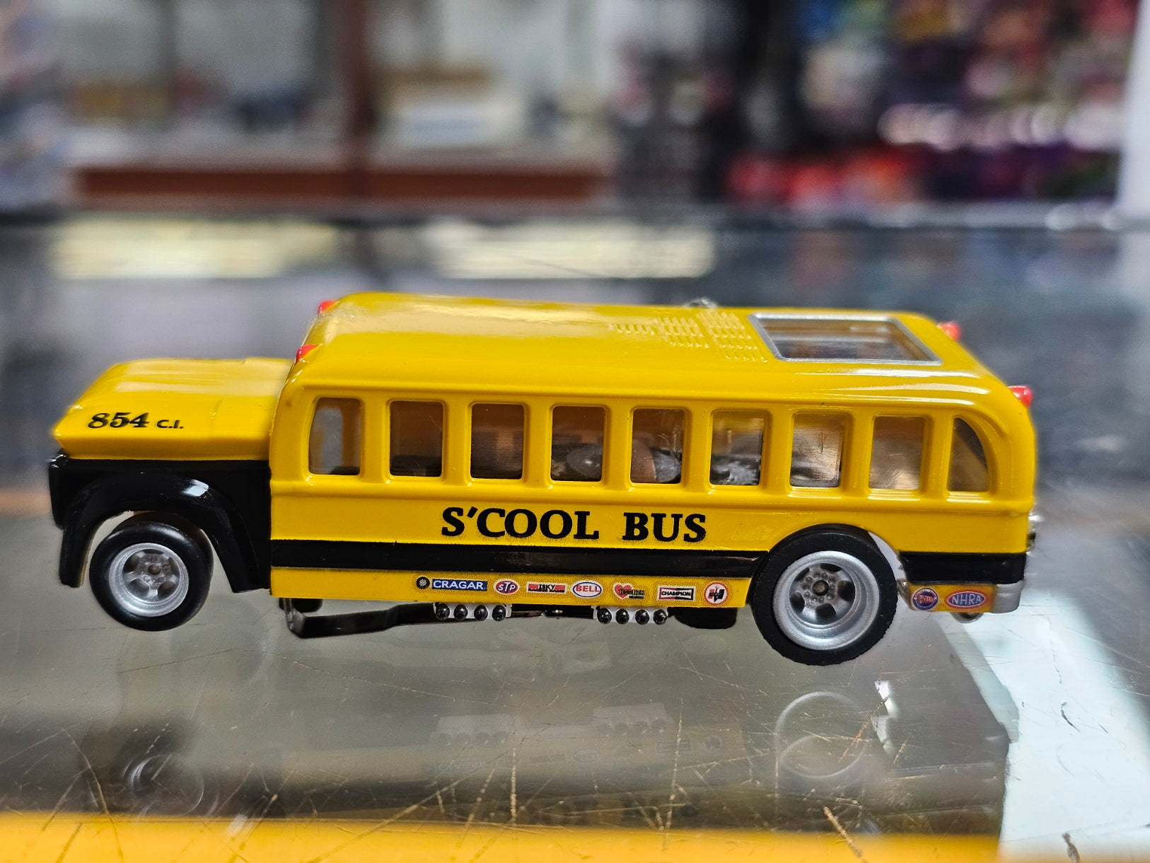 Auto World HO 4-Gear Yellow S'Cool Bus Slot Car