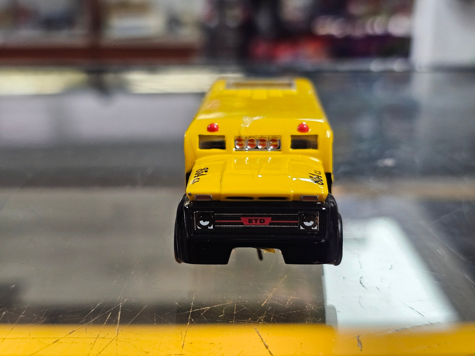 Auto World HO 4-Gear Yellow S'Cool Bus Slot Car