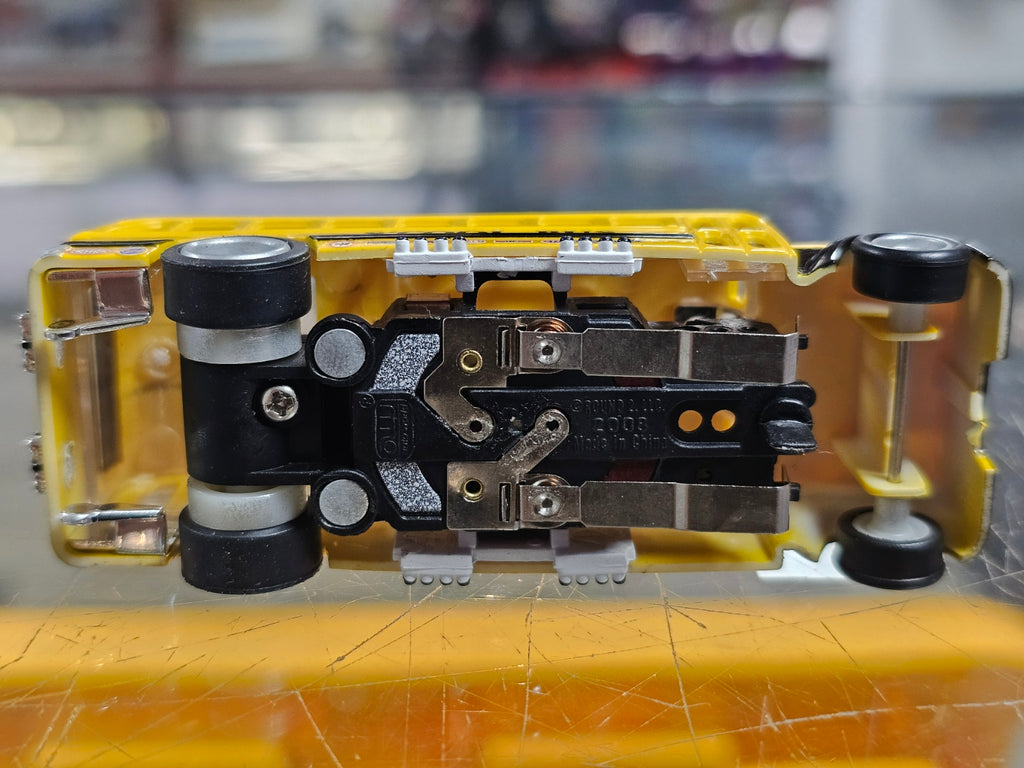 Auto World HO 4-Gear Yellow S'Cool Bus Slot Car
