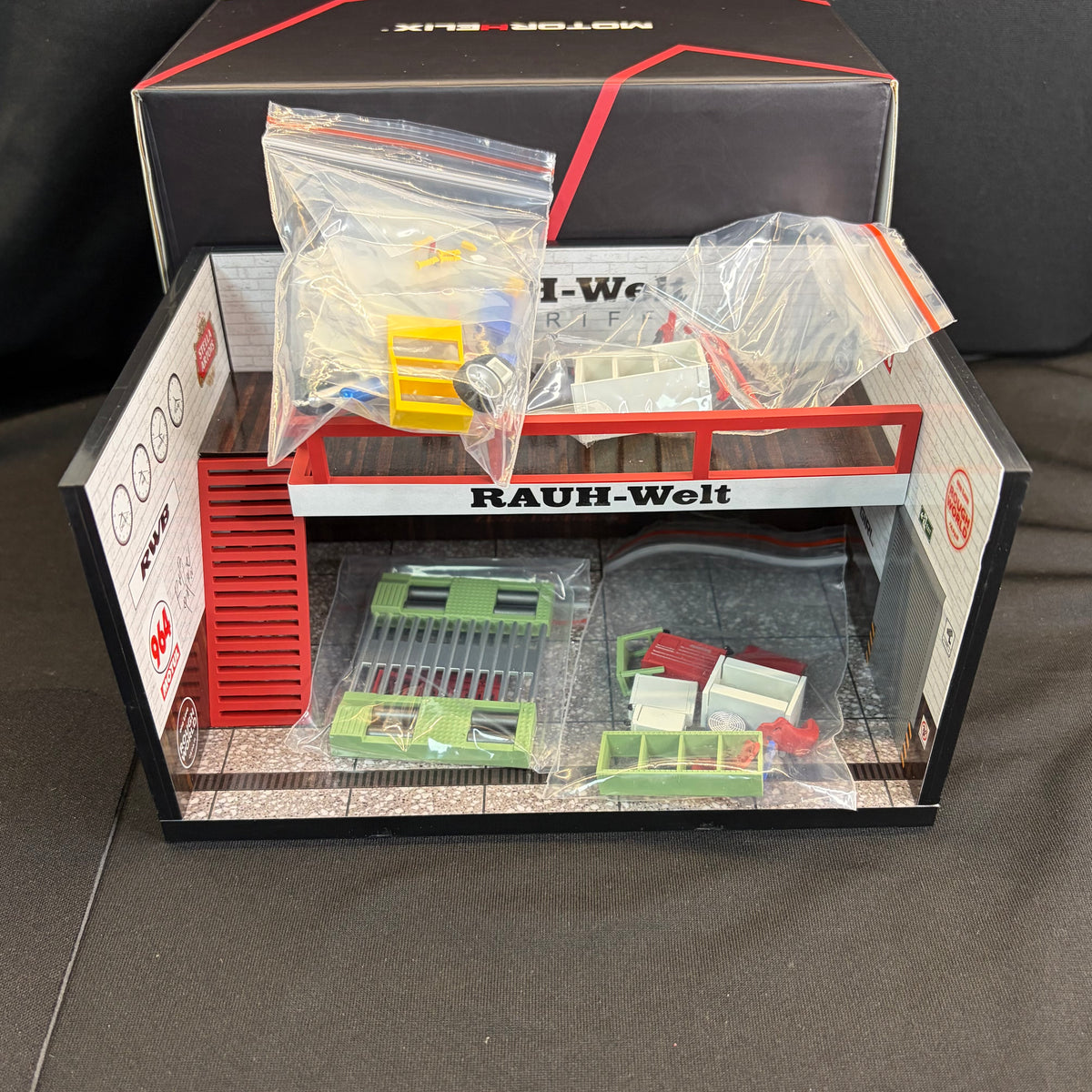 Motorhelix 1:64 RWB RAUH-Welt Garage Workshop Diorama