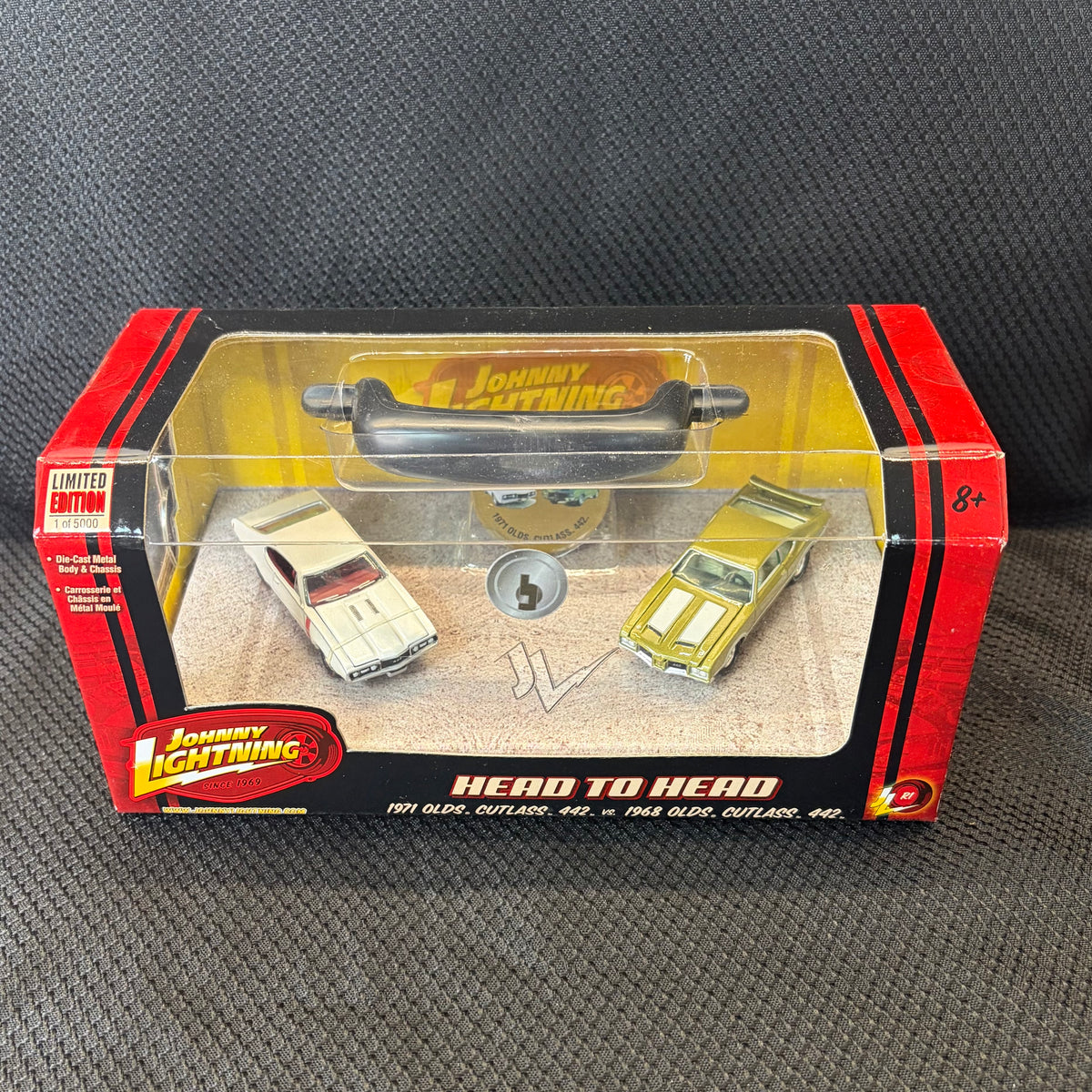 Johnny Lightning Head To Head 1971 Olds Cutlass vs. 1968 Olds Cutlass 442