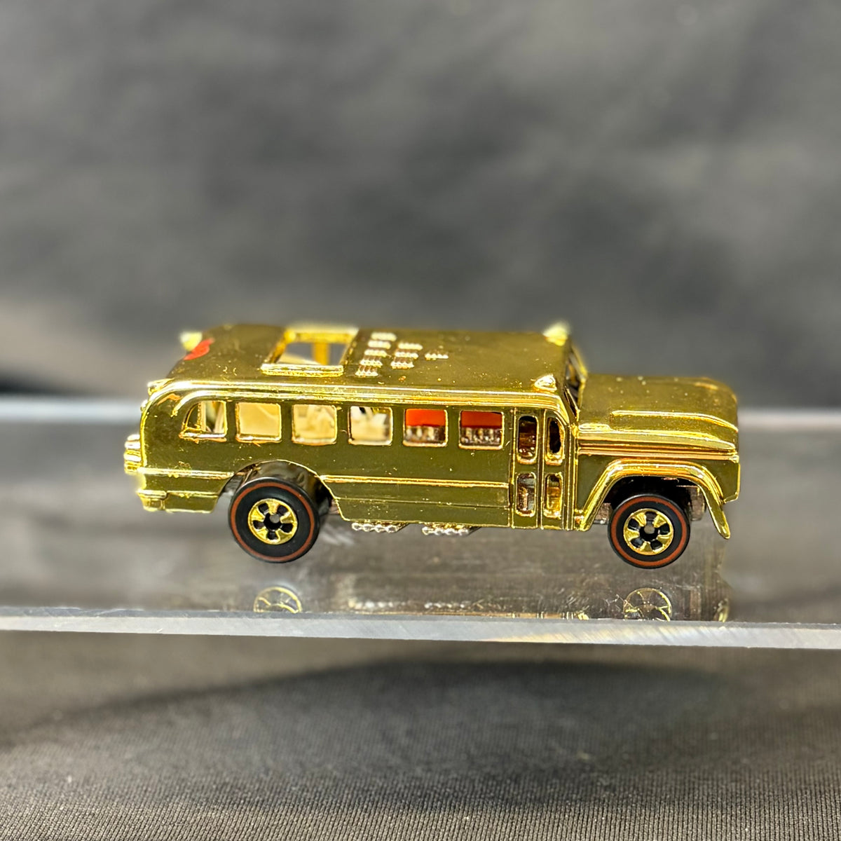 Hot Wheels Redline S'Cool Bus – 1995 FAO Schwarz Gold Series II