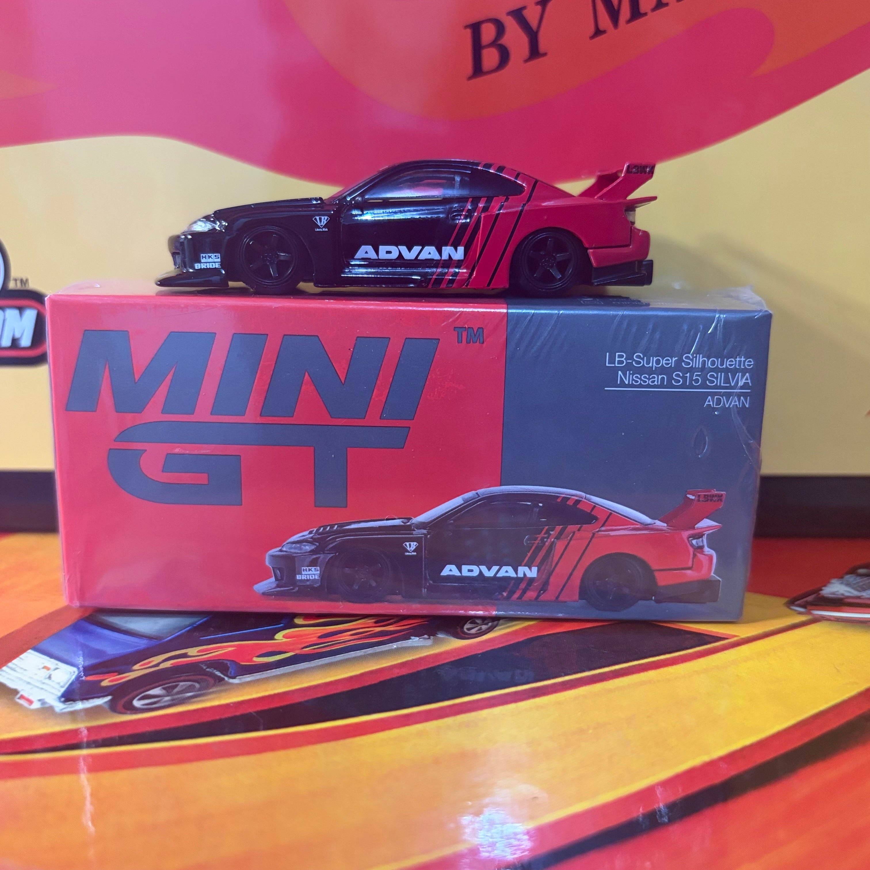 Mini GT #649 Nissan Silvia S15 LB-Super Silhouette Advan (RHD)