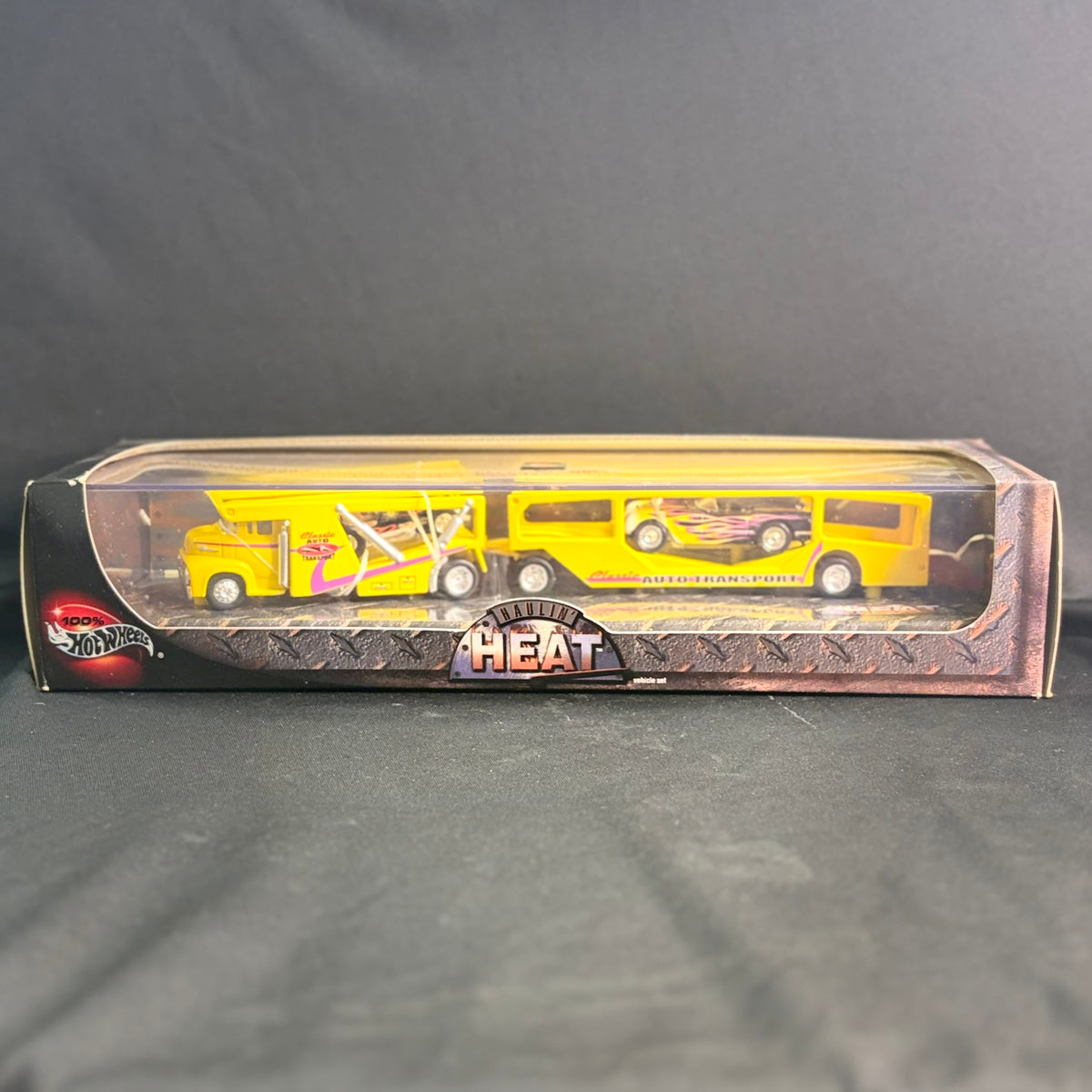 Hot Wheels Haulin' Heat Classic Auto Transporter Limited Edition 1:64 2001