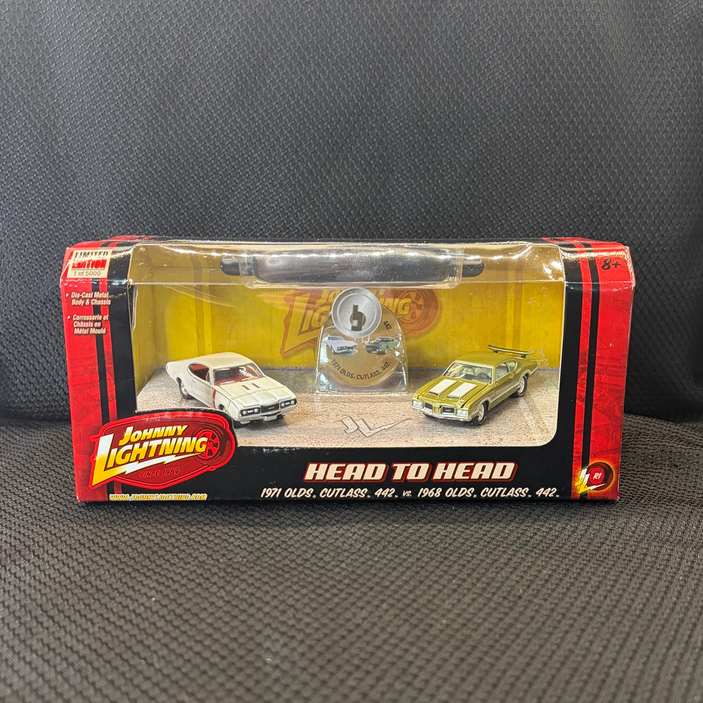 Johnny Lightning Head To Head 1971 Olds Cutlass vs. 1968 Olds Cutlass 442