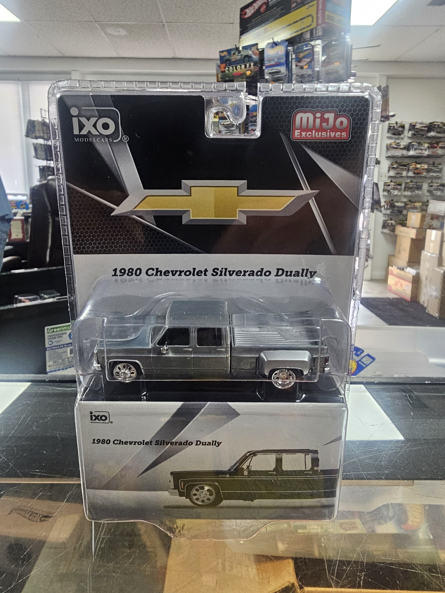 IXO 1:64 1980 Chevrolet Silverado C30 Crew Cab Dually – Chase
